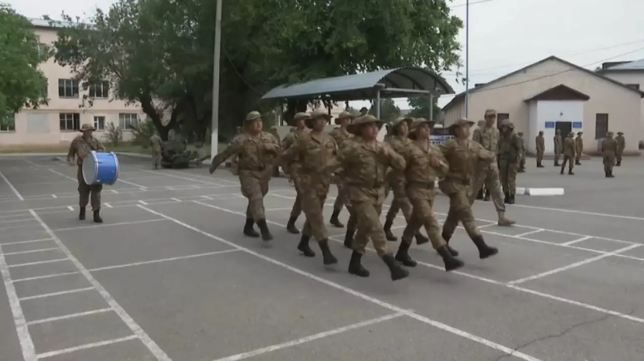 Новобранцы проходят курс молодого бойца в Таразе