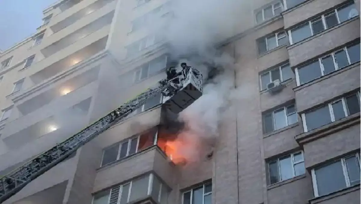 Астанада көпқабатты тұрғын үйдің балкондары өртенді