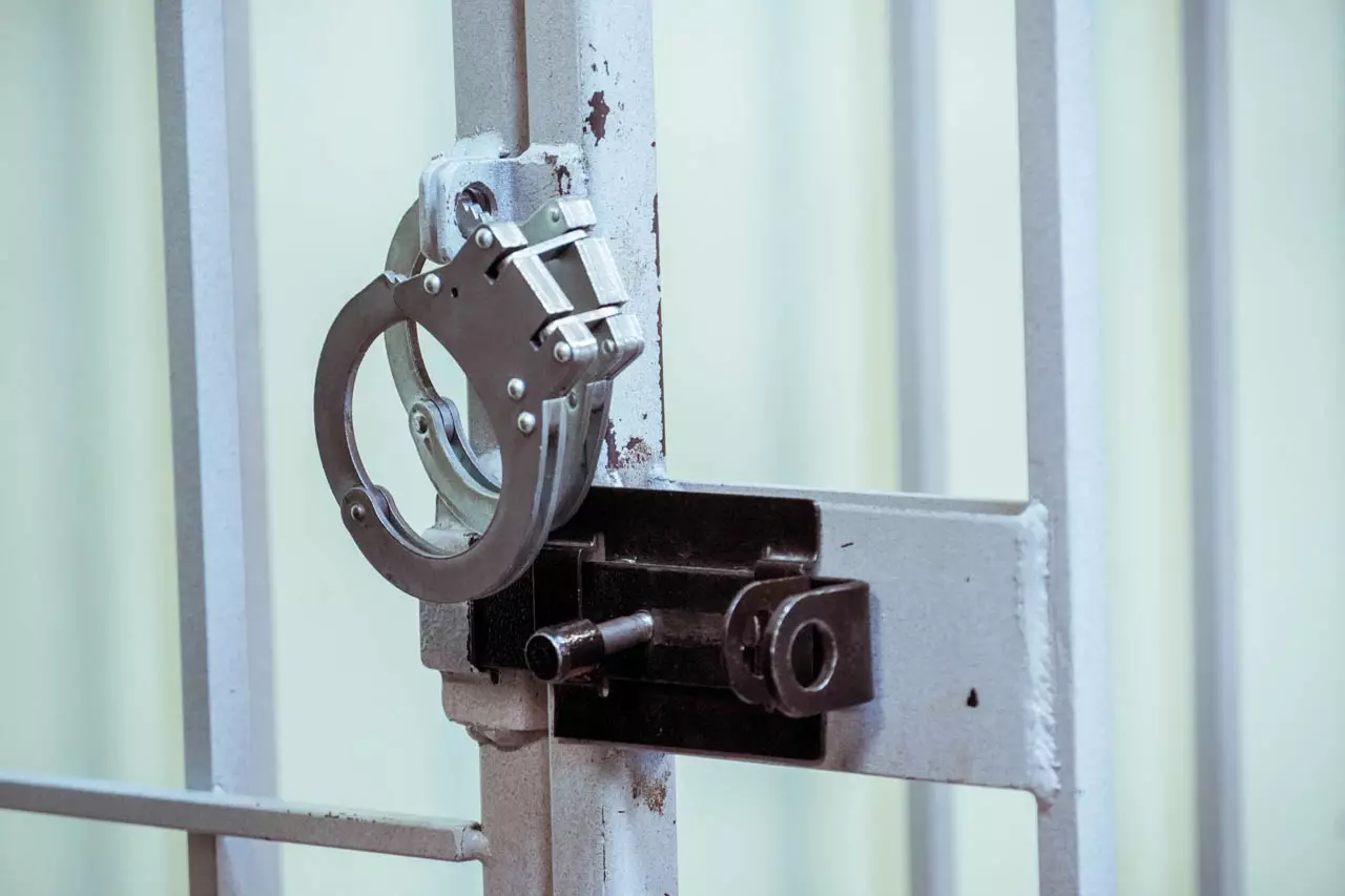 Воронежец пытался отправить в Казахстан сигареты, спрятанные в матрасе.