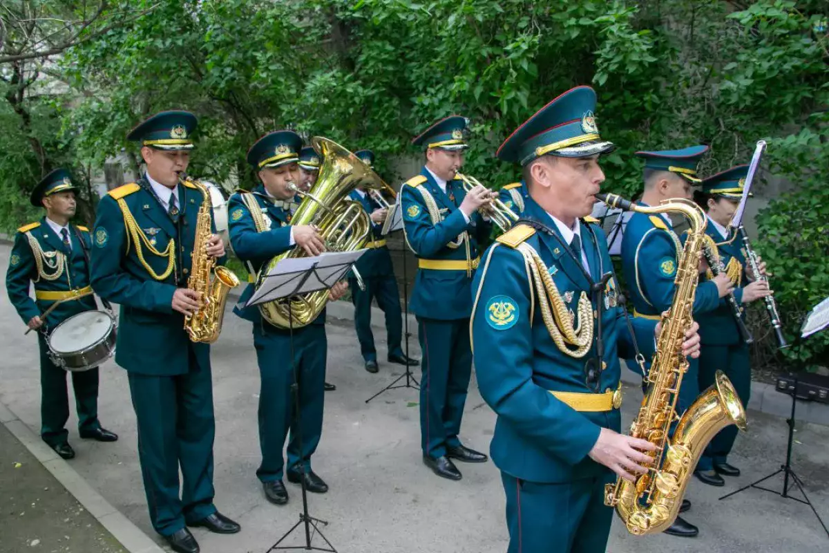 Алматы өңірлік гарнизонының әскери қызметшілері ардагер десантшыны құттықтады