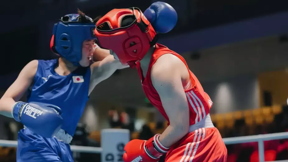Казахстанская боксерша разгромила соперницу и вышла в полуфинал ЧА-2026