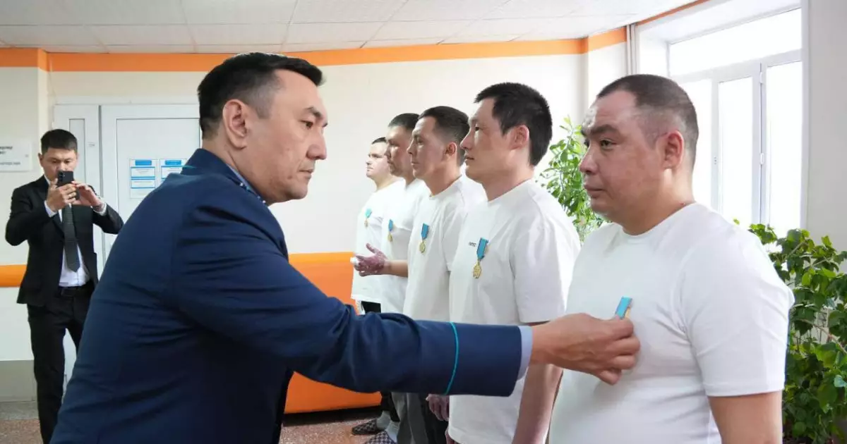   Шахтинскіде жарылыс болғанда тұрғындарды құтқарған бес полицей марапатталды   