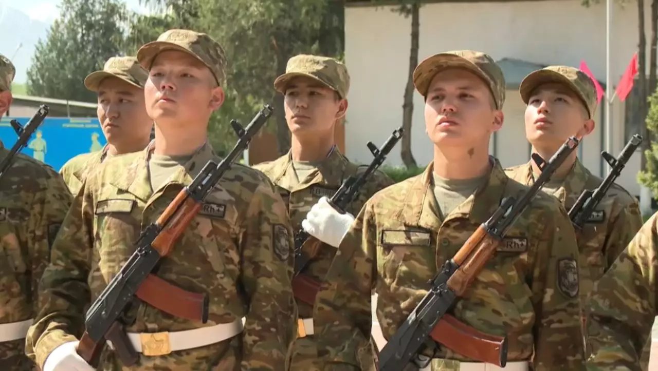 Алматыда ҰҚК шекара қызметіне алынған жас сарбаздар ант берді