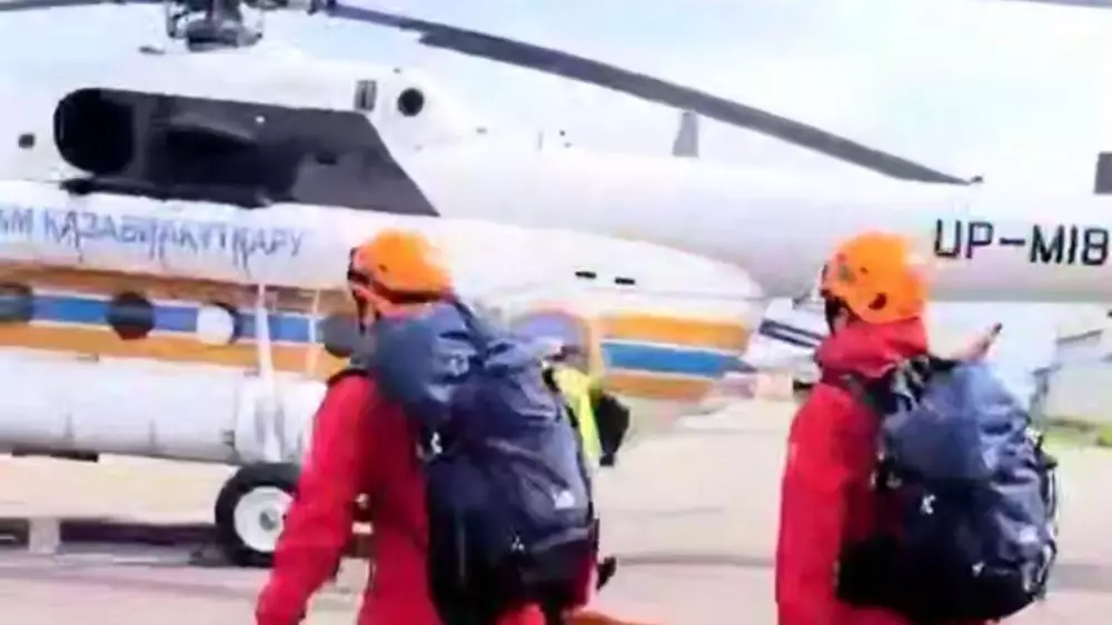 Альпиниста эвакуировали с высоты более 4 тысяч метров на вертолёте в Казахстане - видео