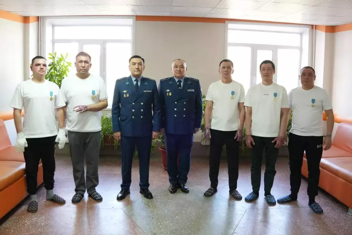 Полицейских, эвакуировавших жителей при взрыве газа в Шахтинске, наградили указом Токаева
