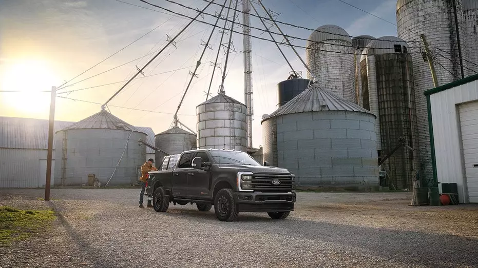 Ford и Carhartt усиливают ставку на американских рабочих, запуская новый грузовик и программу поддержки малого бизнеса.