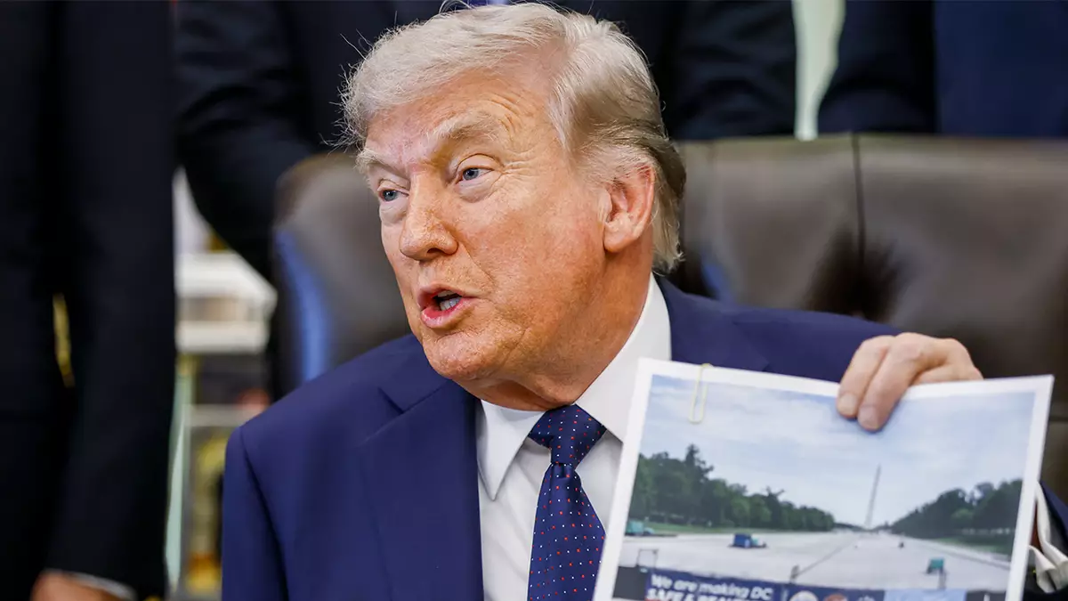 Трамп въехал в моторкаде в Розовый пруд и раскритиковал «ремонт за 38 миллионов долларов, обернувшийся катастрофой» при Обаме.