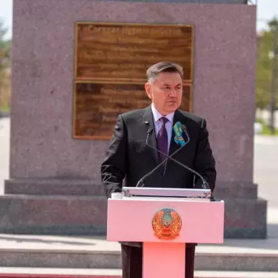 Аким ВКО почтил память Народного героя Сагадата Нурмагамбетова