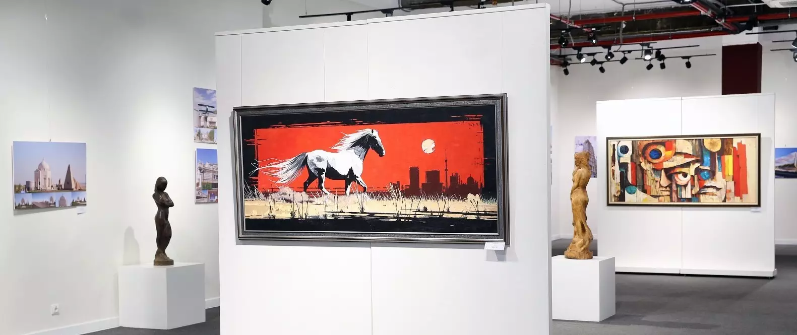 Almaty Gallery «Бейнеленген дүние» атты көрме ұсынды
