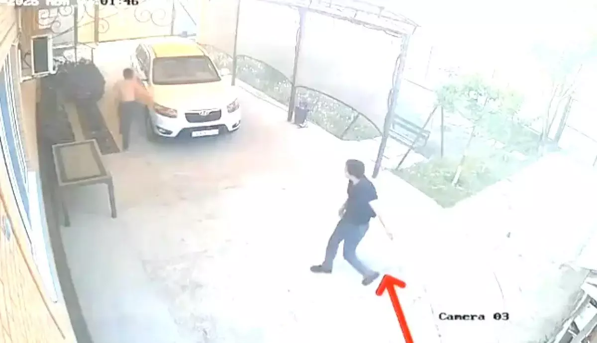 В Атырау полицейский выбежал из такси и бросился в горящий дом