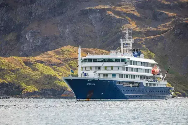 «Вирус посреди океана»: вспышка хантавируса на борту криузного лайнера MV Hondius