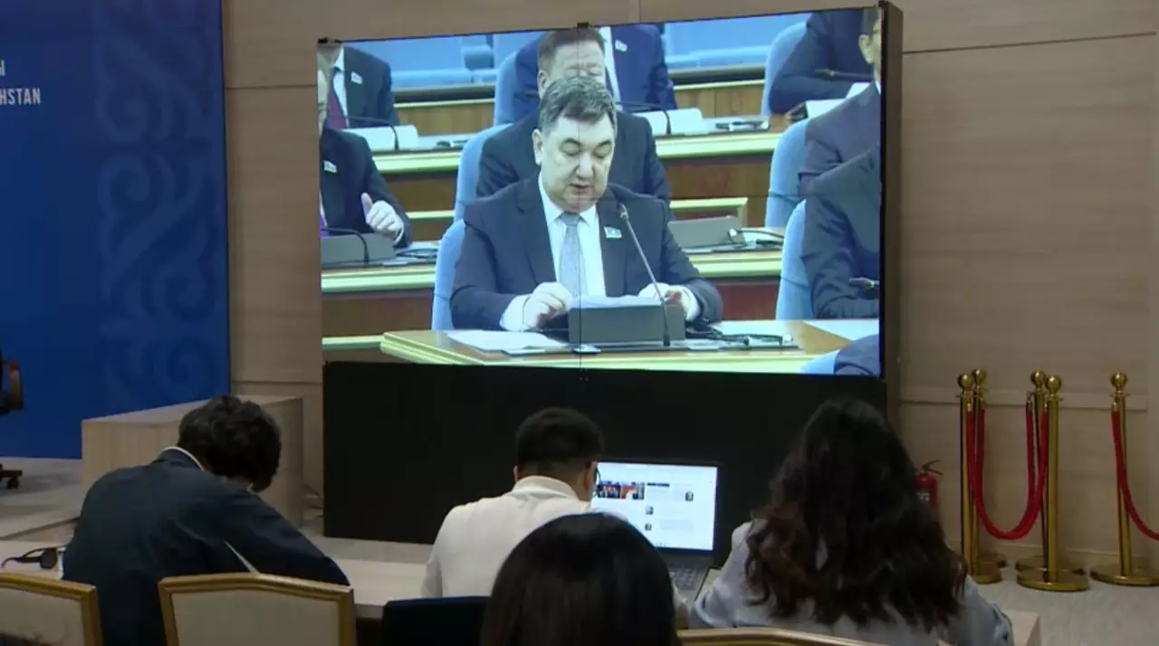 Парламент «Президент туралы» Конституциялық заң жобасын қарады. LIVE