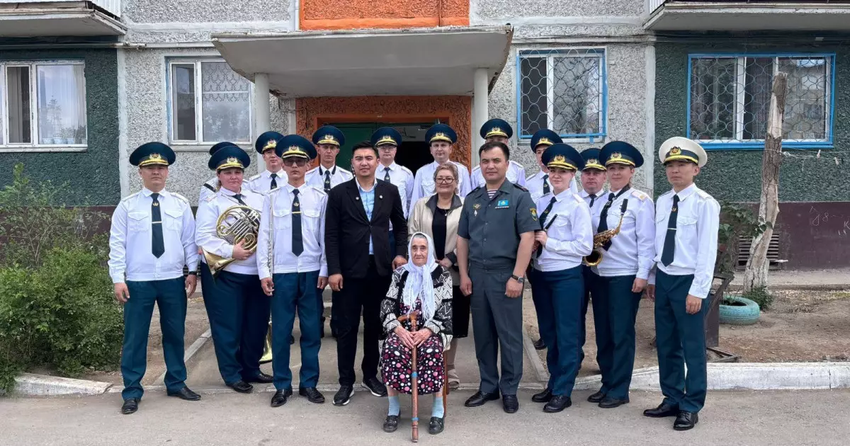  Ұлттық ұлан оркестрі жезқазғандық тыл ардагерін Жеңіс күнімен құттықтады 