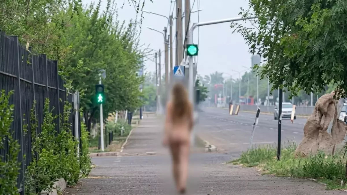 Девушка шокировала жителей Темиртау голой прогулкой