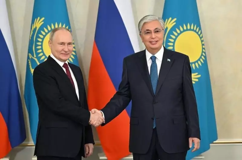 Путин поздравил Токаева с Днем Победы