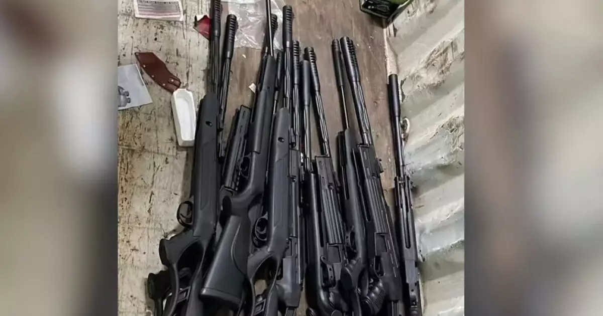  Алматыда полицейлер заңсыз пневматикалық қару мен пышақтар тәркіледі 