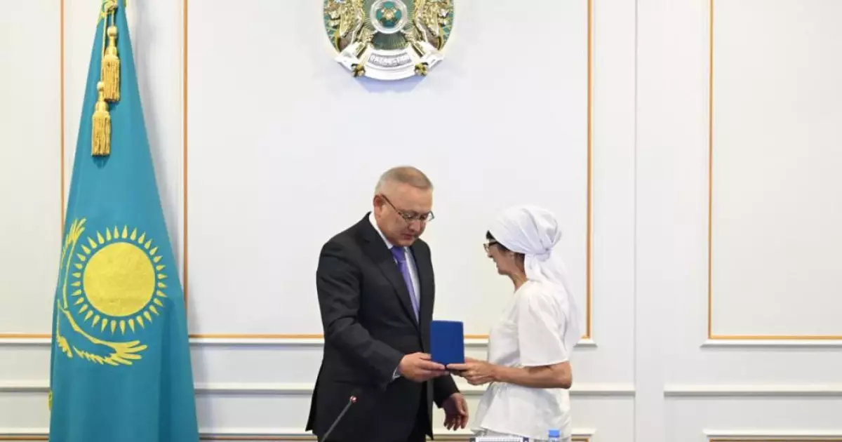  Жетісу облысында ерлікпен қаза тапқан құтқарушының анасына награда берілді 