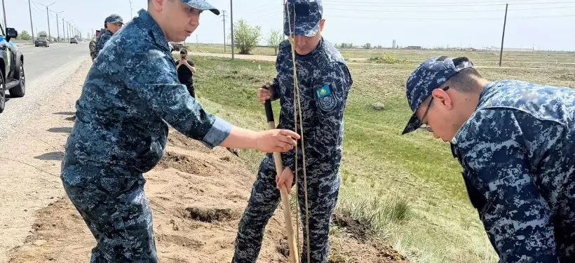 Отан қорғаушылар күніне орай семейлік құтқарушылар мен тәртіп сақшылары ағаш отырғызды