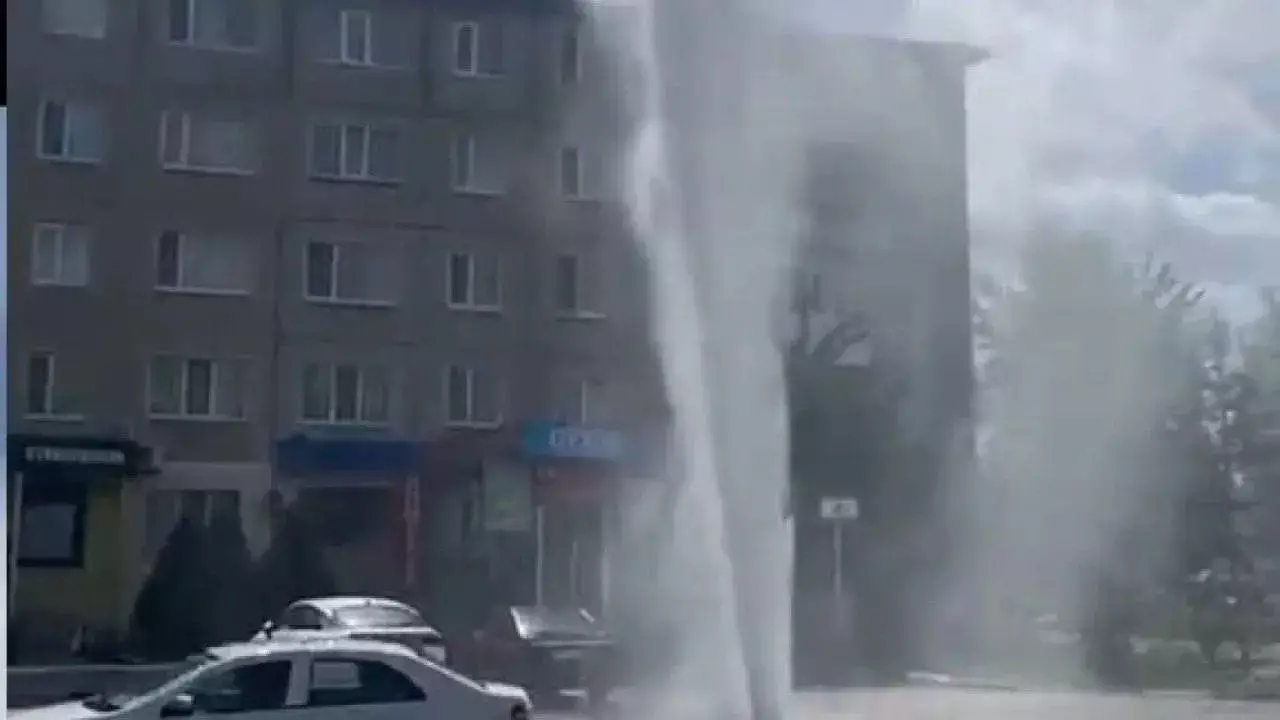 Қостанайда құбыр жарылып, су фонтаны көпқабатты үй биіктігіне жетті