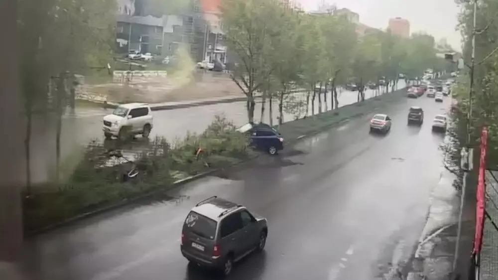 Влетел в деревья. 18-летний водитель устроил жёсткое ДТП в Актобе