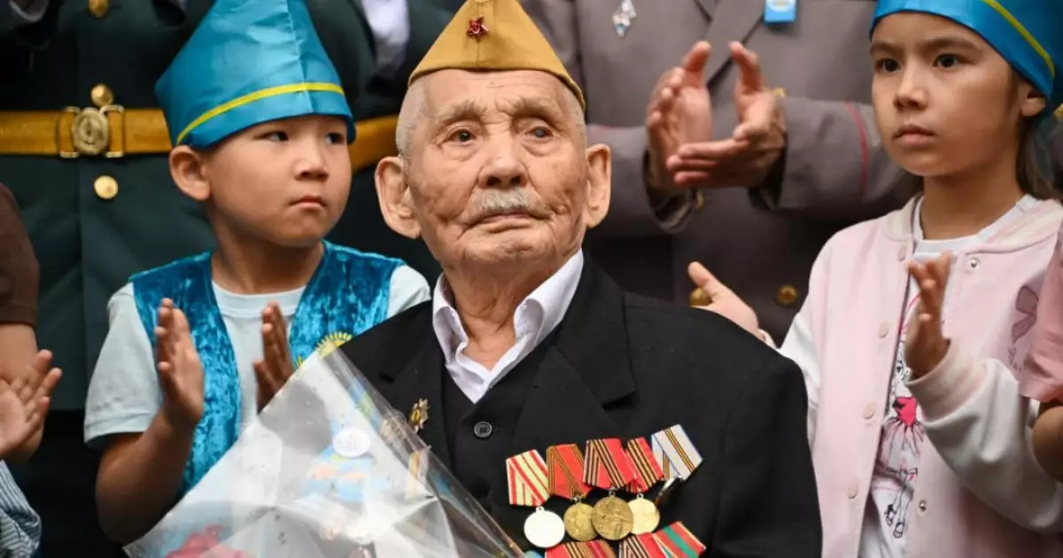  Құрлық әскерлерінің бас қолбасшысы Астанадағы жалғыз соғыс ардагерін мерекемен құттықтады 