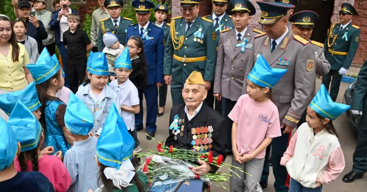   Құрлық әскерлерінің бас қолбасшысы Астанадағы жалғыз соғыс ардагерін мерекемен құттықтады   