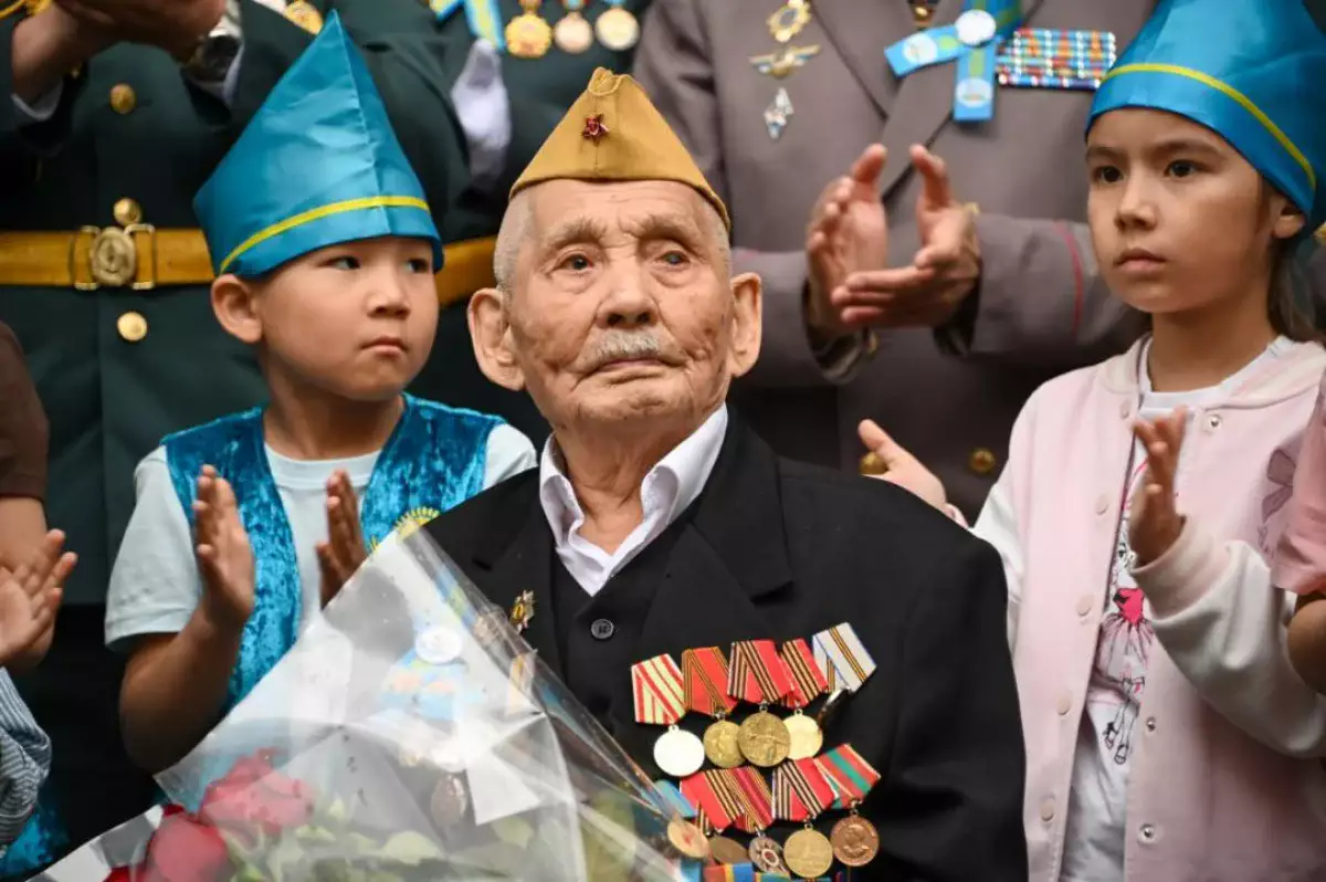 Құрлық әскерлерінің бас қолбасшысы Астанадағы жалғыз соғыс ардагерін мерекемен құттықтады