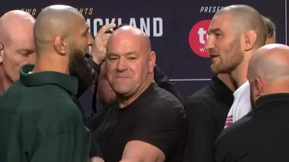 Чимаев пнул Стрикленда перед боем за титул UFC: бойцов разнимала толпа охранников