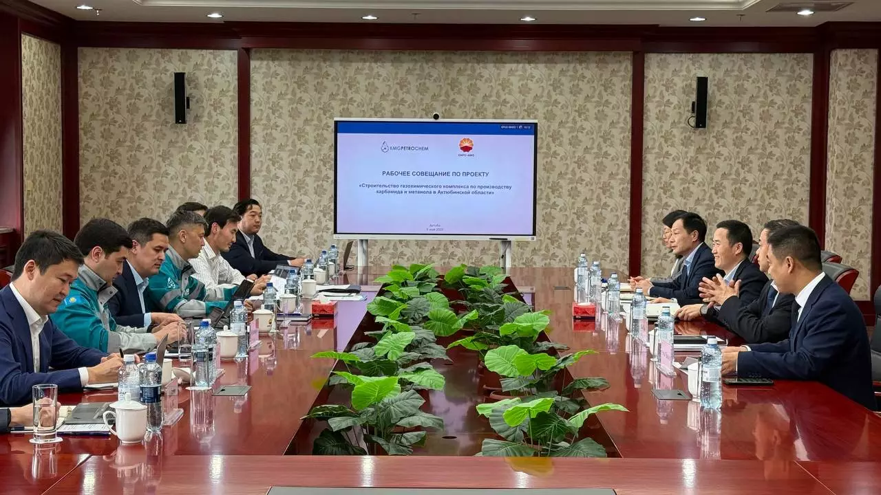 Казахстан и CNPC обсудили проект строительства заводов по производству карбамида и метанола.