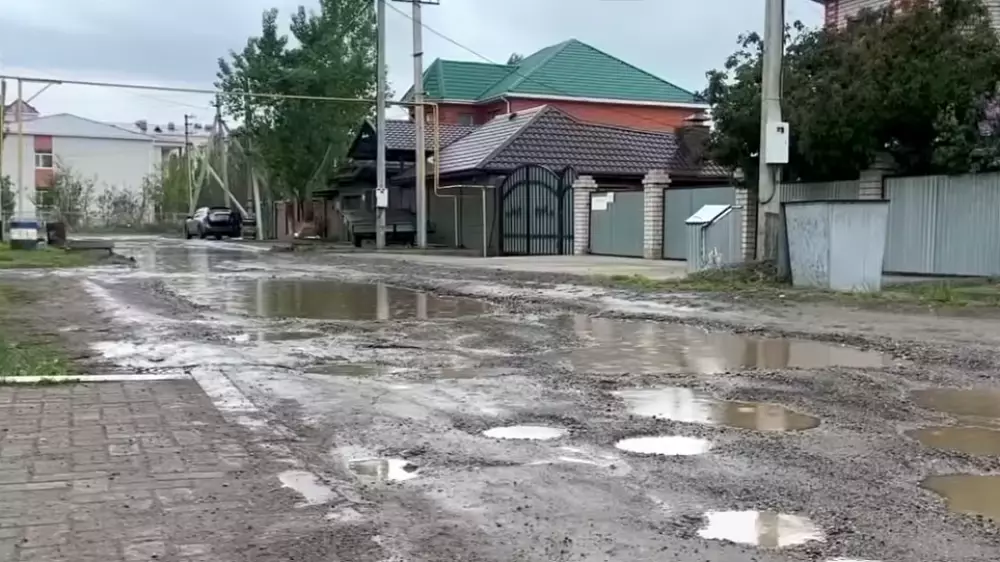 Ни метра асфальта: жители центра Актобе пожаловались на отсутствие дорог