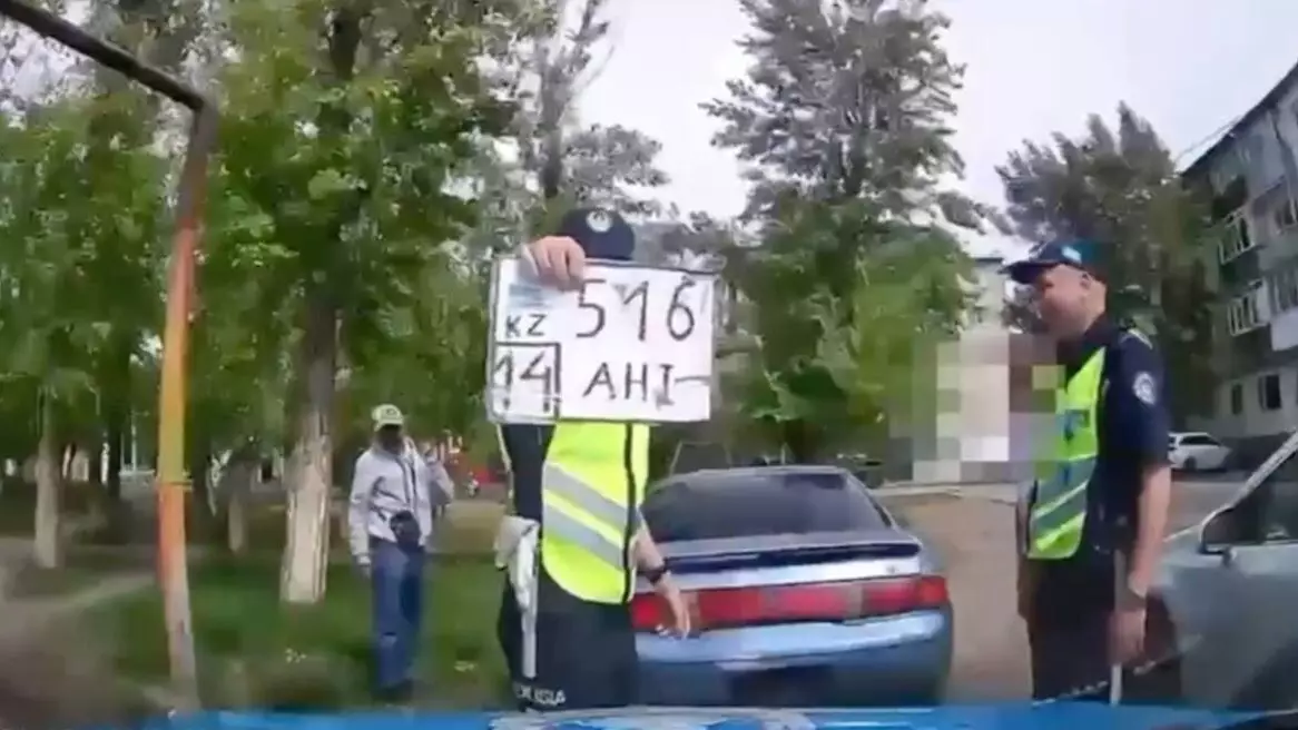 В Экибастузе водитель разъезжал по городу с картонными номерами