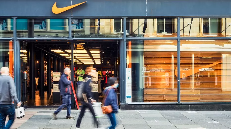Nike столкнулась с коллективным иском, обвиняющим компанию в присвоении таможенных возмещений при повышении цен для потребителей.
