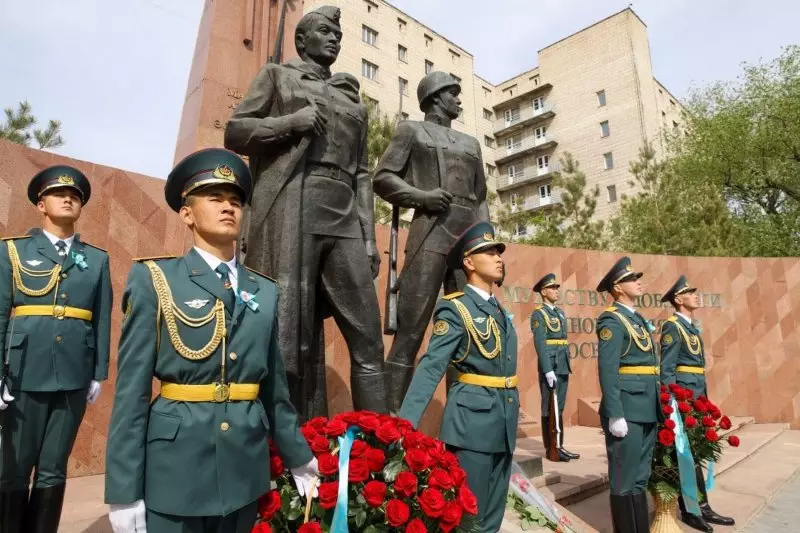 «Праздник со слезами на глазах»: Токаев поздравил казахстанцев с Днем Победы