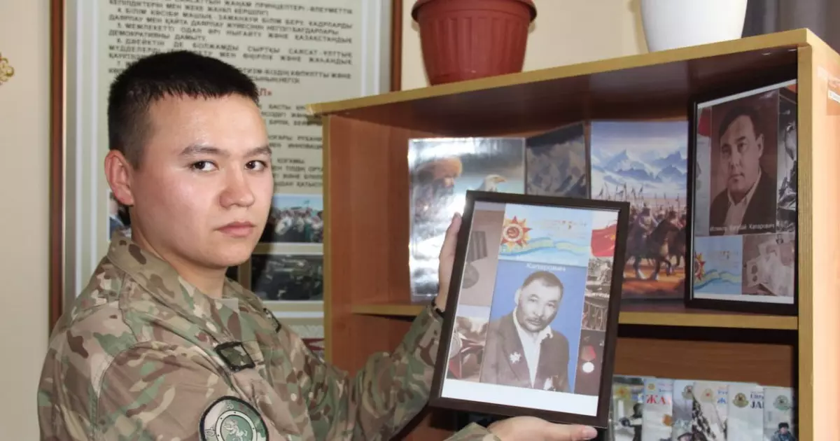  «Рейхстагқа жеткен рух»: Ұлттық ұлан сарбазы аталарының ерлік жолын мақтан етеді   