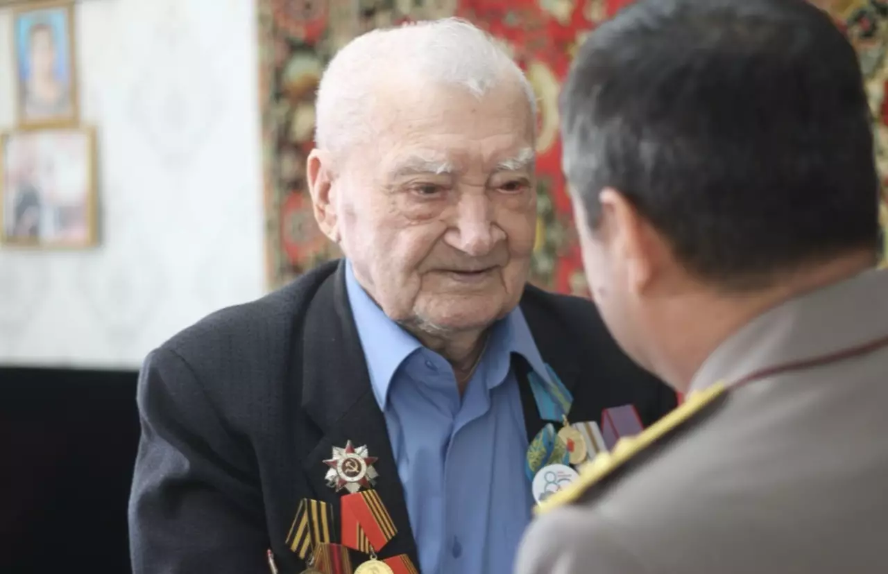 «Бізден кейінгі ұрпақ соғыс көрмесін»: Ғасыр жасаған майдангер Жеңіс күнінде елге тілек айтты