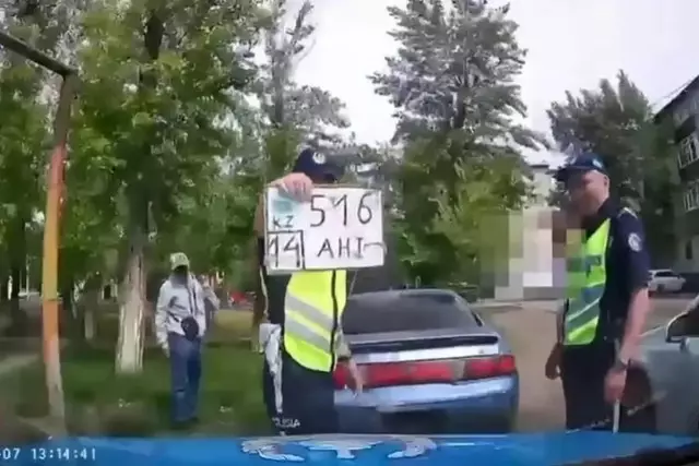 Екібастұзда көлік нөмірін картонға қолмен жазып алған жүргізуші ұсталды
