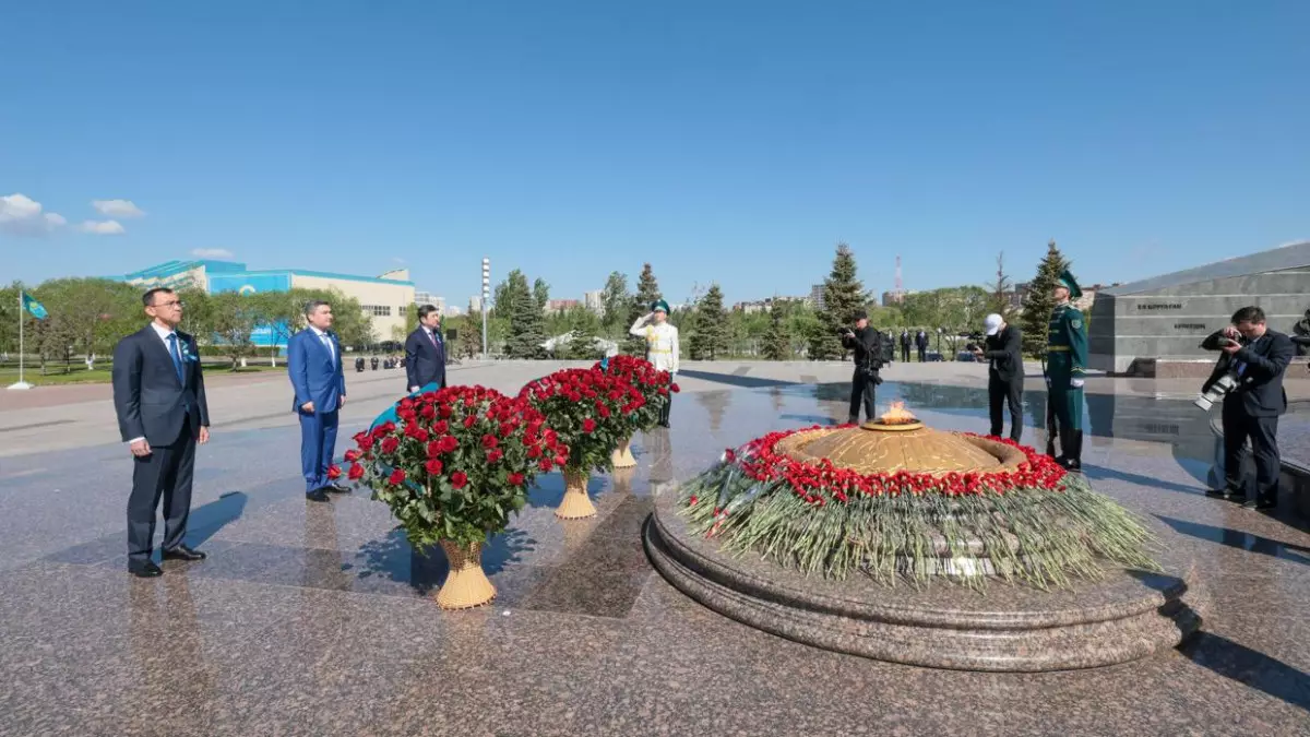Олжас Бектенов почтил память погибших в годы войны