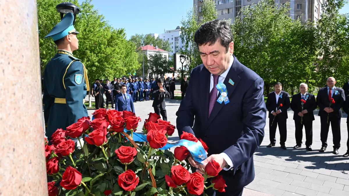 Мәжіліс төрағасы Талғат Бигелдиновтің ескерткішіне гүл шоғын қойды