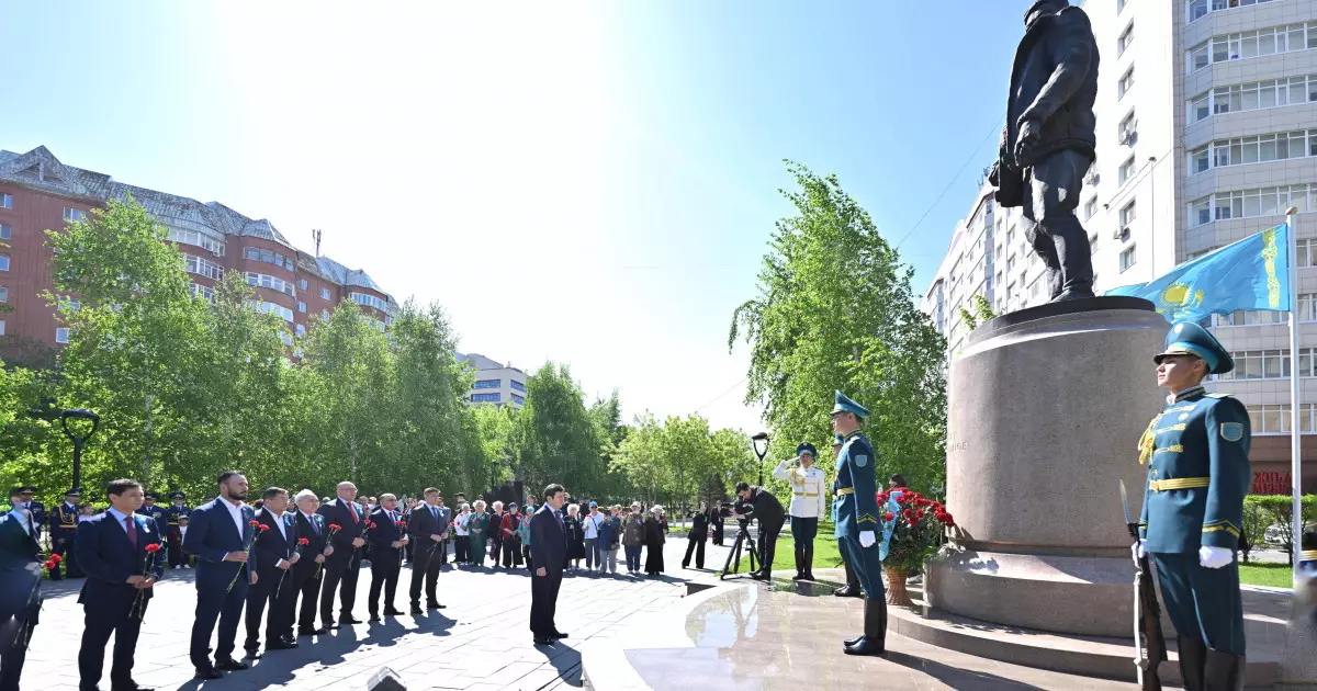  Мәжіліс төрағасы Талғат Бигелдиновтің ескерткішіне гүл шоғын қойды   