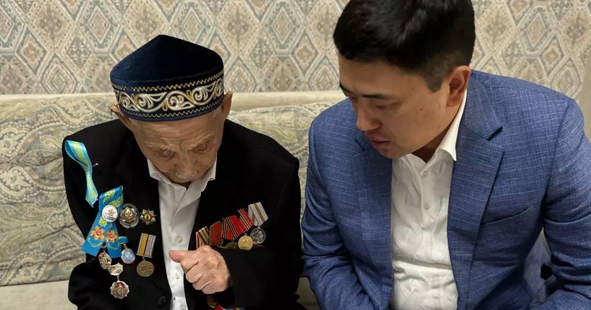  «AMANAT» партиясының Хатшысы Ержан Жылқыбаев 102 жастағы майдангерге құрмет көрсетті 