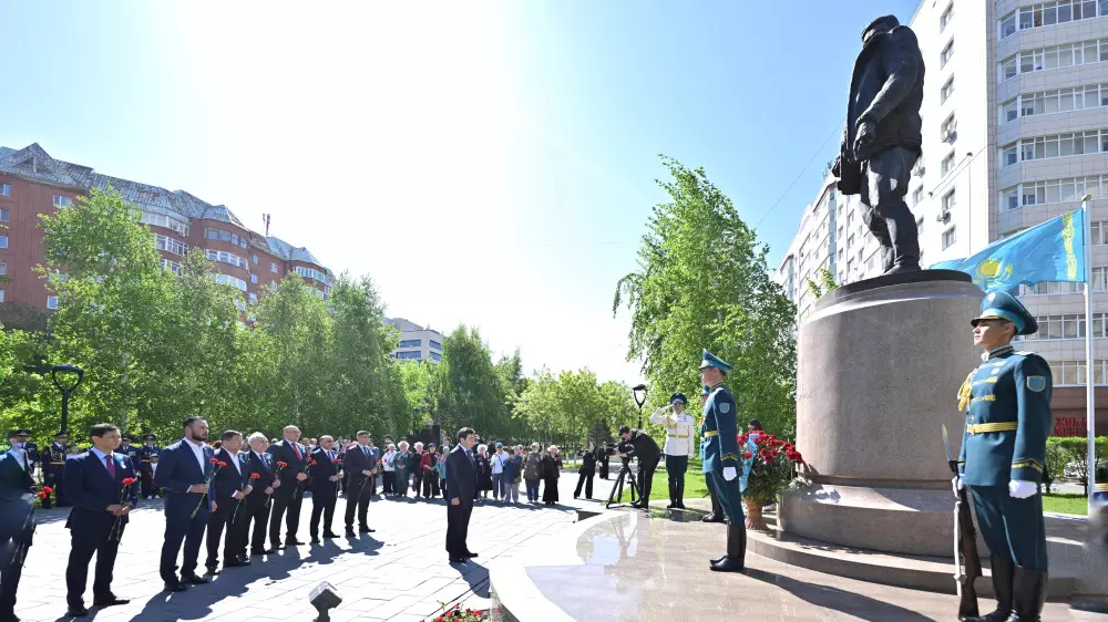 Спикер Мажилиса возложил цветы к памятнику Талгату Бигельдинову