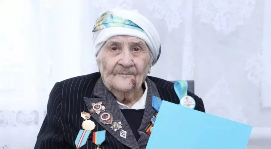 “Жаралыларды вагондармен әкелетін“. 102 жастағы қарағандылық әжей соғыс туралы естелігін айтты