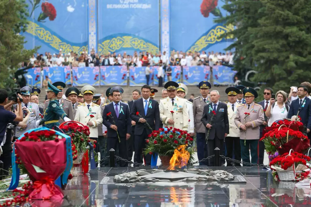 Алматыда Жеңіс күні аталып өтіп, соғыс қаһармандарының рухына тағзым етілді