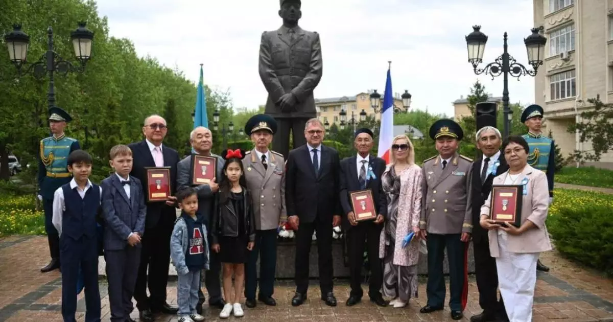  Потомков казахстанских партизан наградили медалями Франции в Астане 
