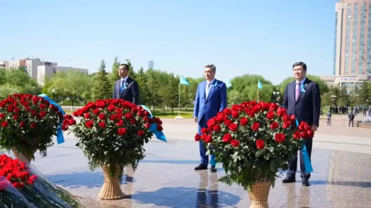 Бектенов, Ашимбаев и Кошанов возложили цветы к монументу «Отан Ана»