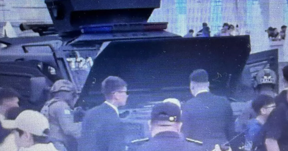  Астанадағы концертте балалардың бірі апаттық батырманы кездейсоқ басып жіберген 