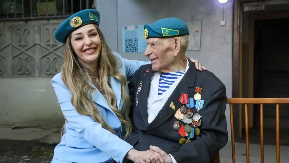 «Вы носы разбиваете?»: боксерша Ангелина Лукас удивила 102-летнего десантника