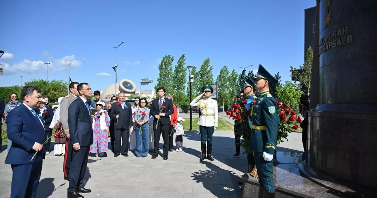   Сенат Төрағасы даңқты батыр Рақымжан Қошқарбаевтың ескерткішіне гүл шоғын қойды   