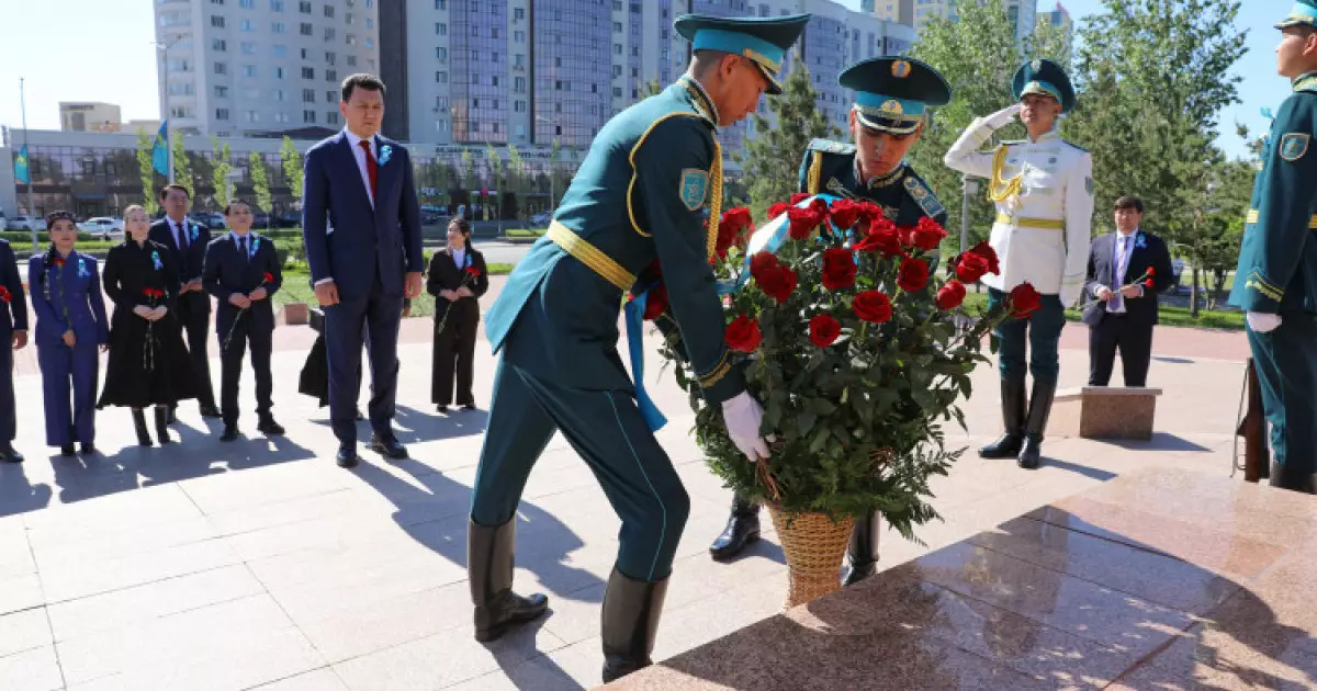  Мемлекеттік кеңесші Бауыржан Момышұлының ескерткішіне гүл шоқтарын қойды 