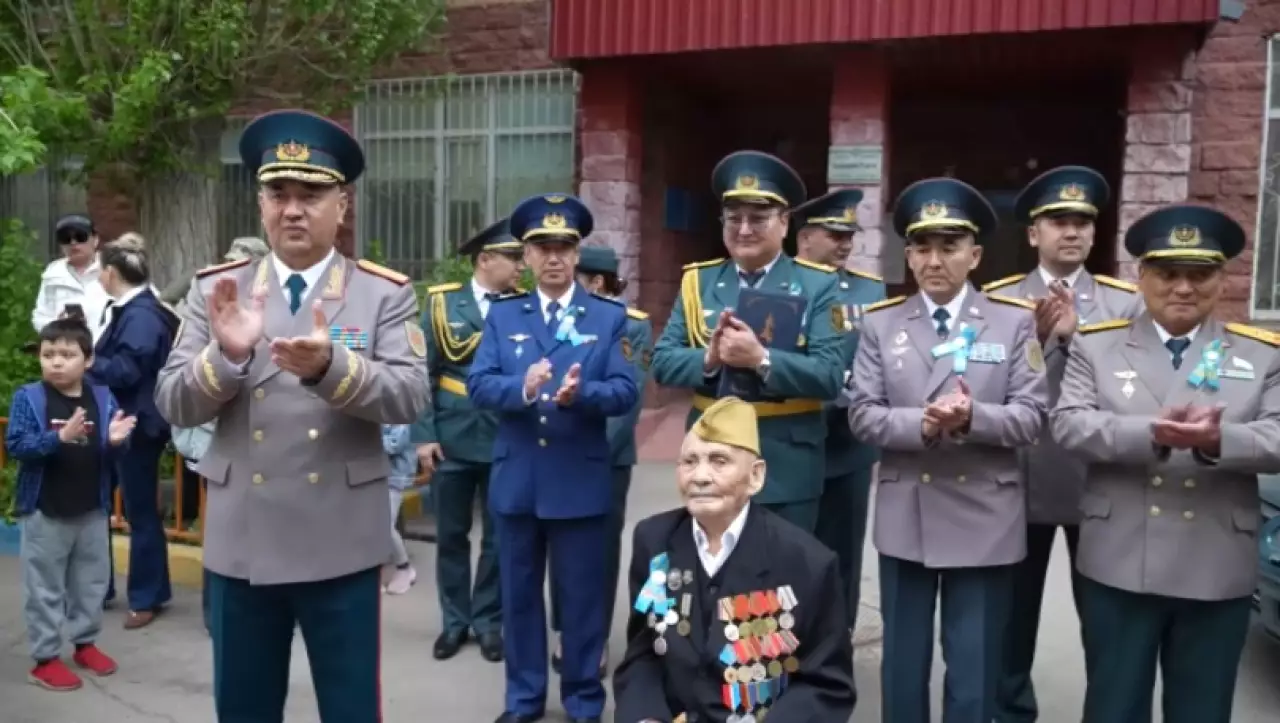 Единственного в столице фронтовика чествовали военнослужащие